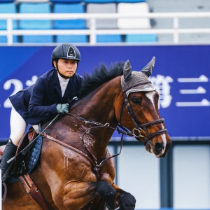 德國騎手Bernd Klein搭檔“NINI”奪得杭州（桐廬）國際馬術場地障礙賽1.4米資格賽冠軍 ...